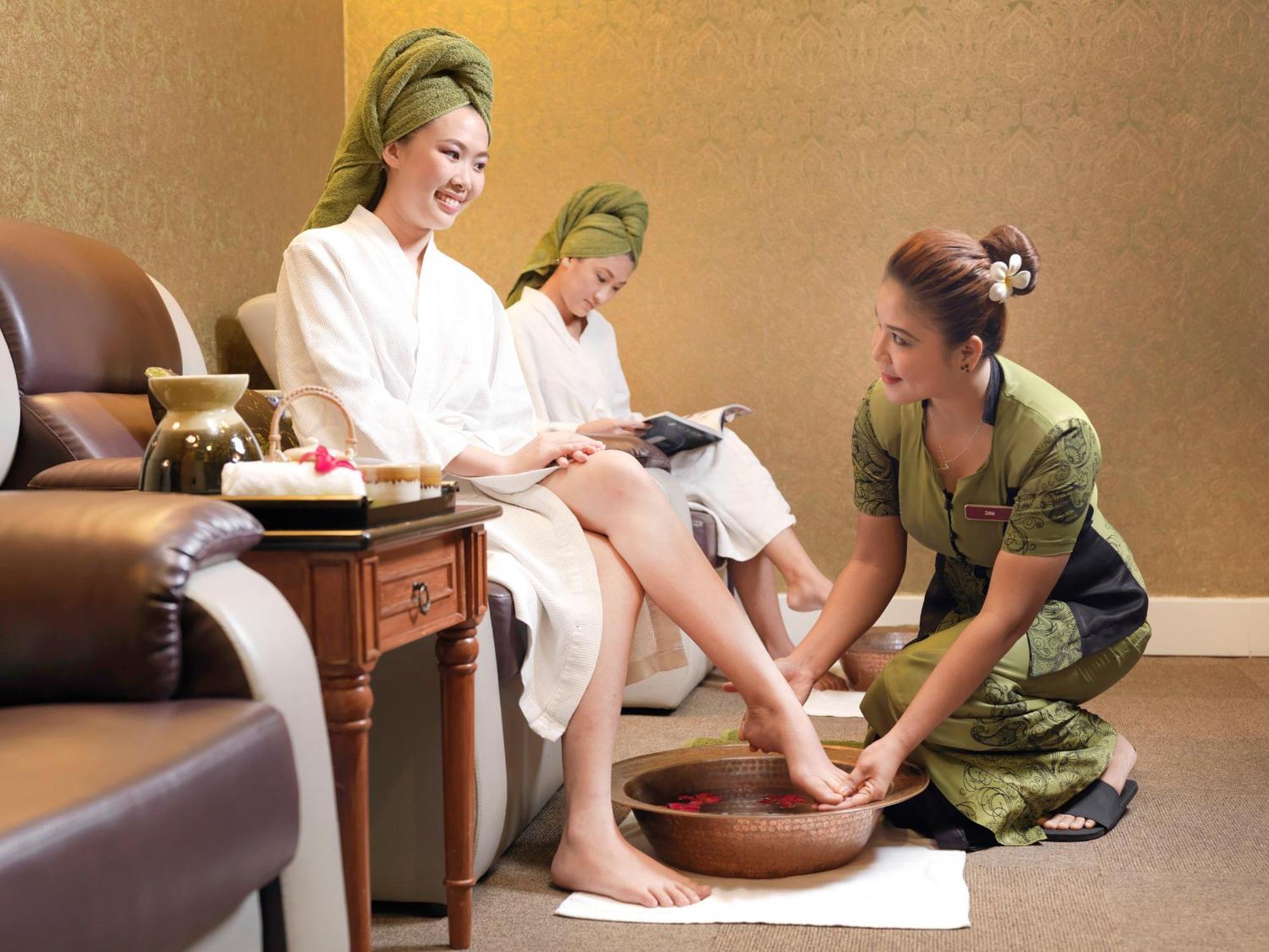 Grand Lexis Port Dickson Hotell Exteriör bild Thai spa