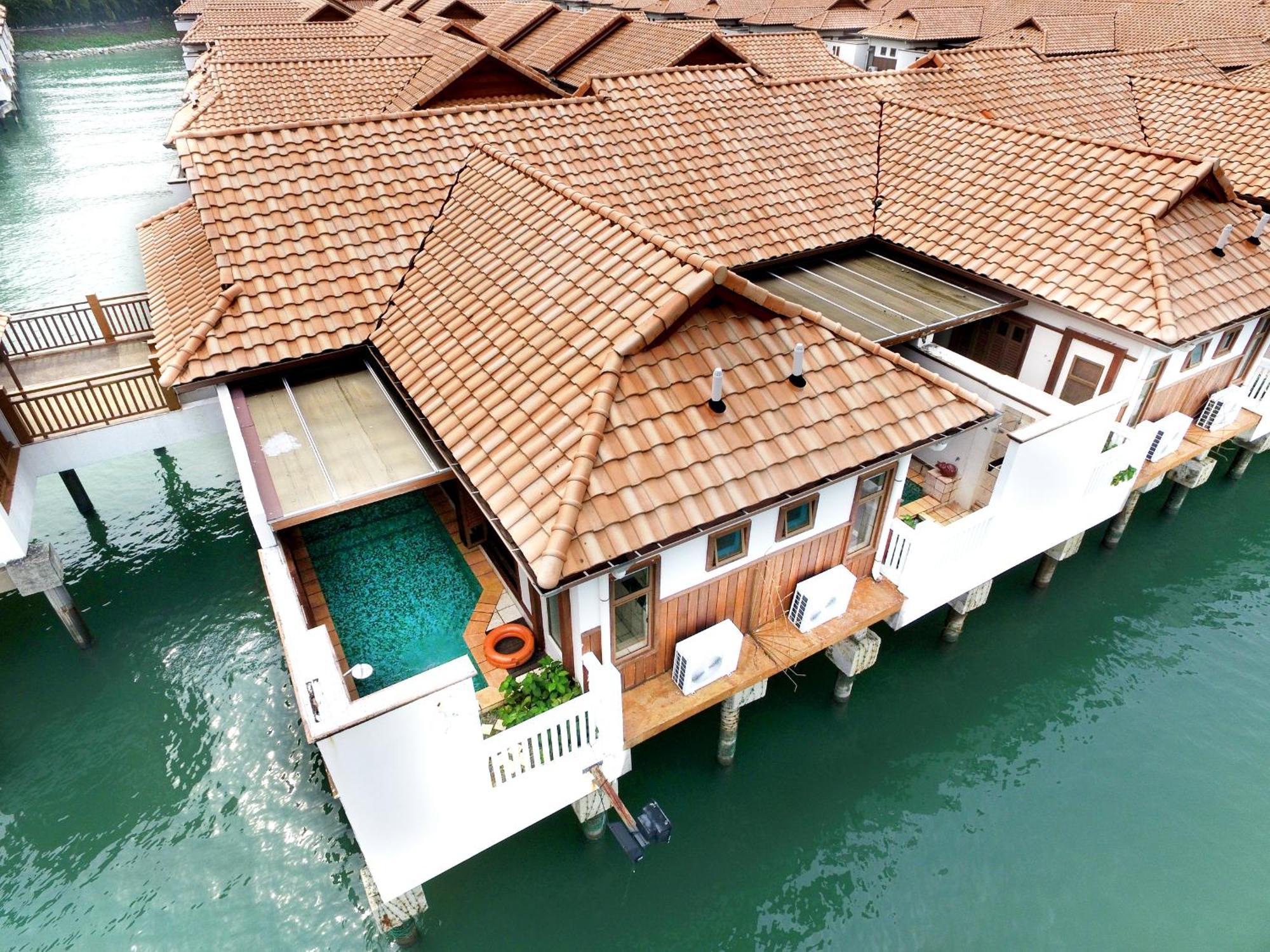 Grand Lexis Port Dickson Hotell Exteriör bild Overwater villas