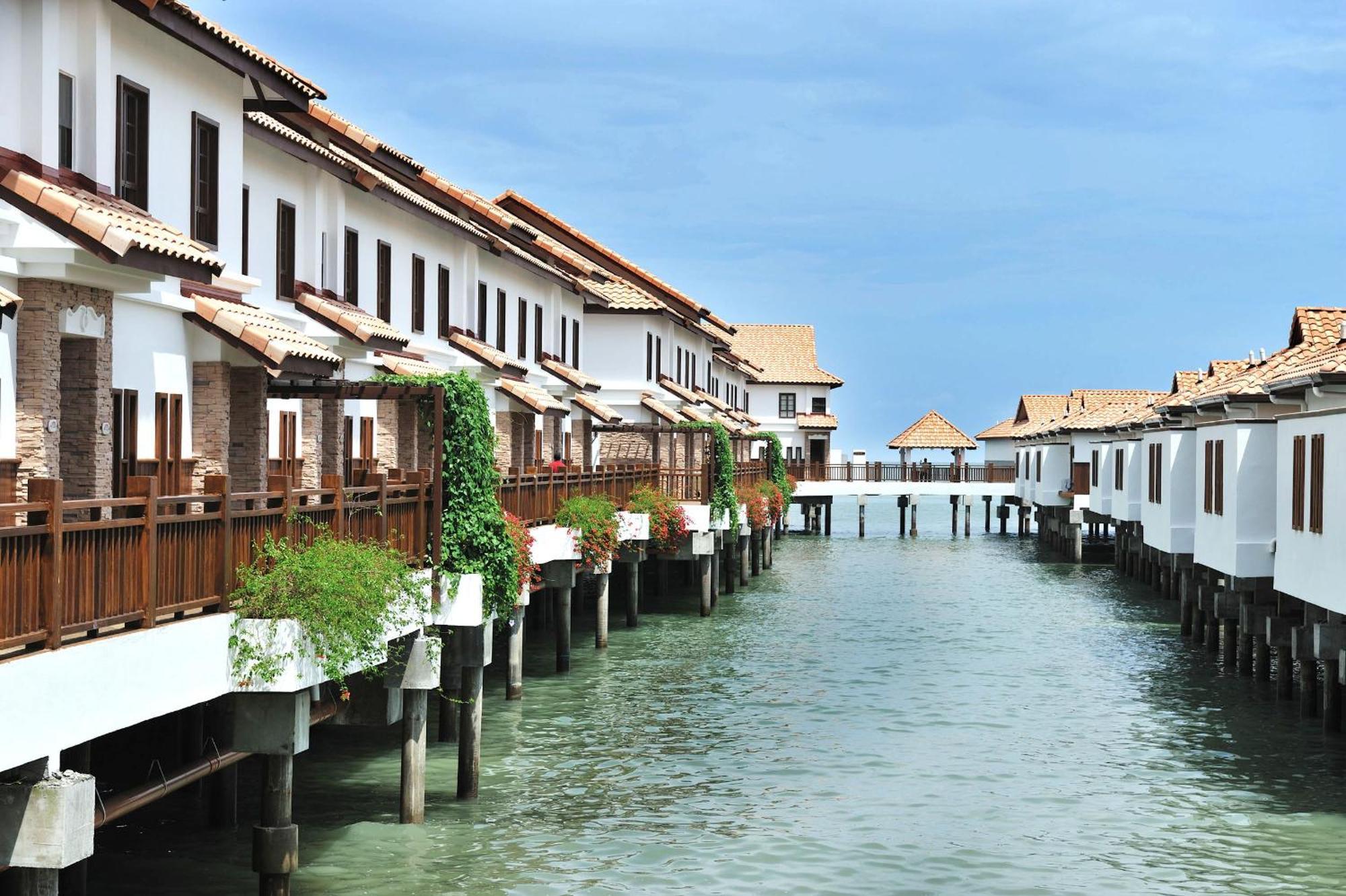 Grand Lexis Port Dickson Hotell Exteriör bild The resort's villas