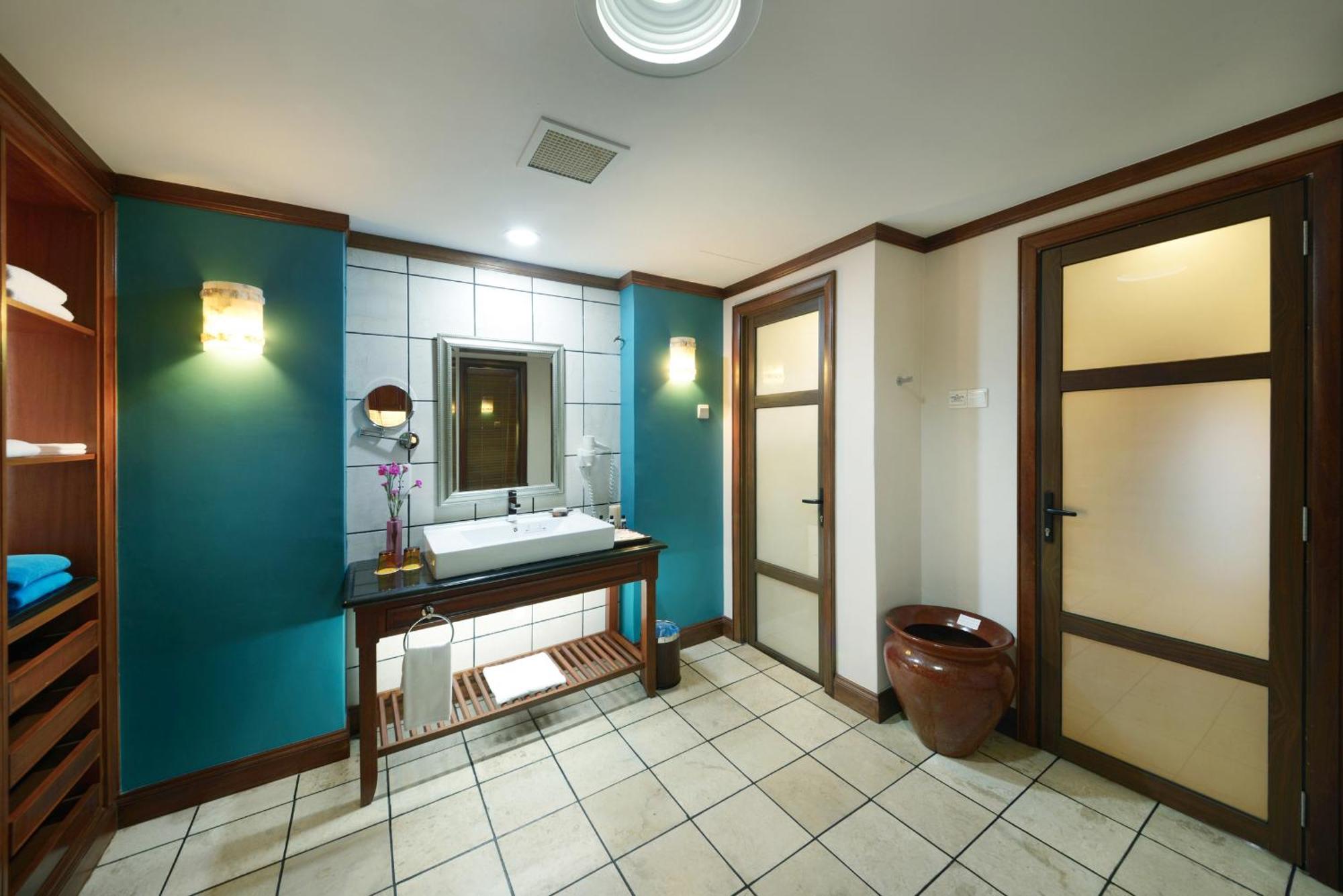 Grand Lexis Port Dickson Hotell Exteriör bild Bathroom