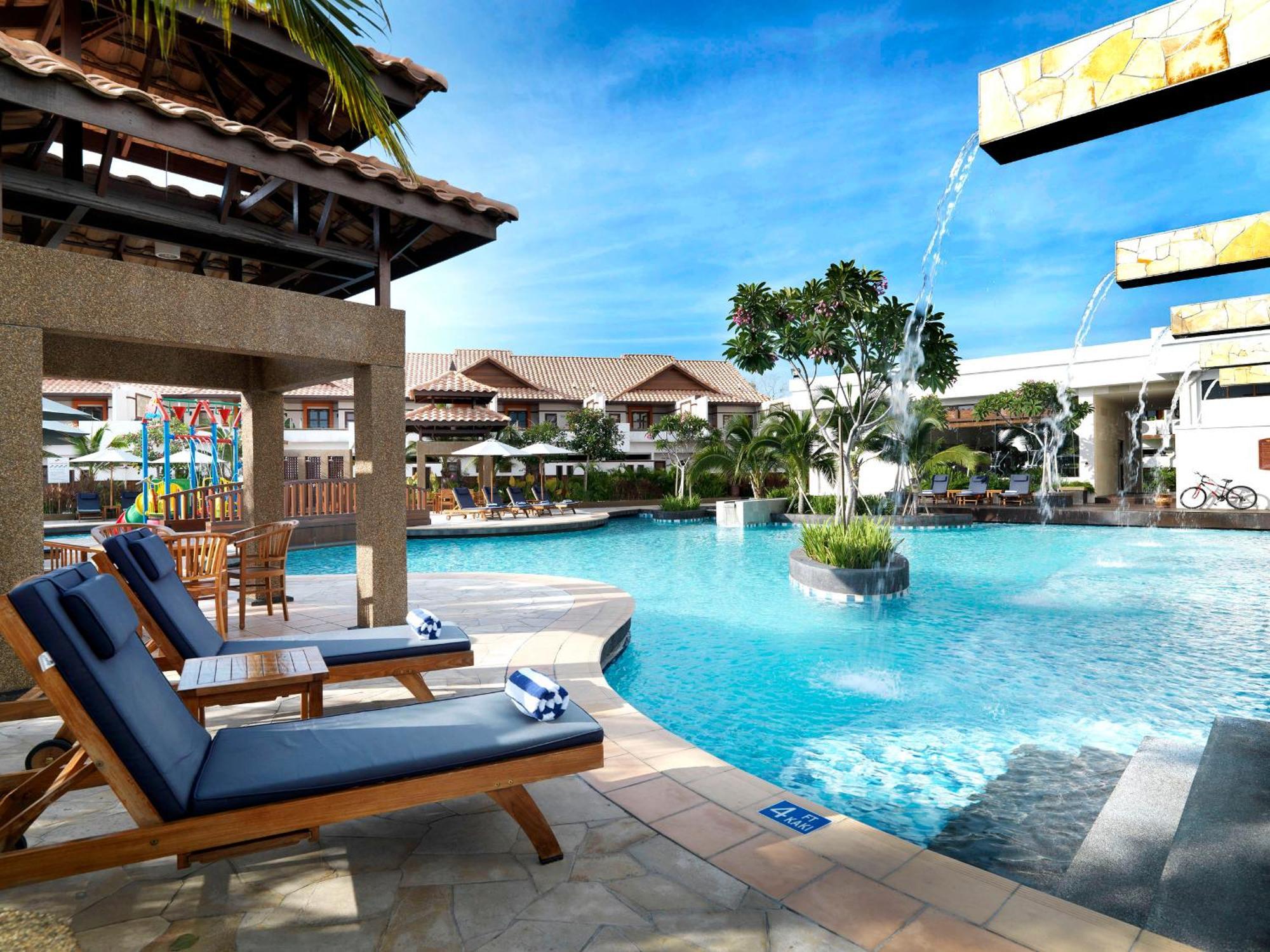 Grand Lexis Port Dickson Hotell Exteriör bild The swimming pool at the resort