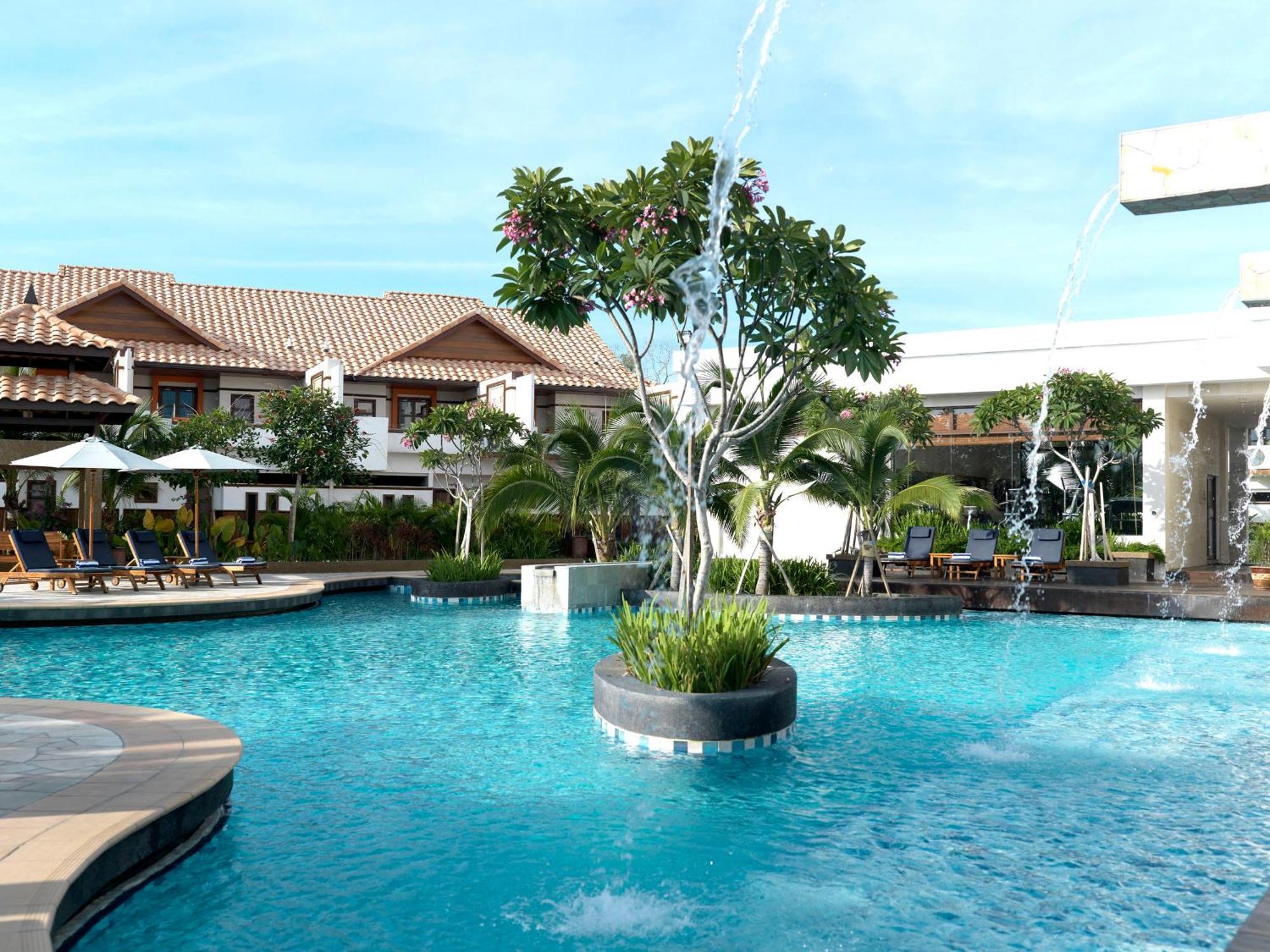 Grand Lexis Port Dickson Hotell Exteriör bild The pool at the hotel