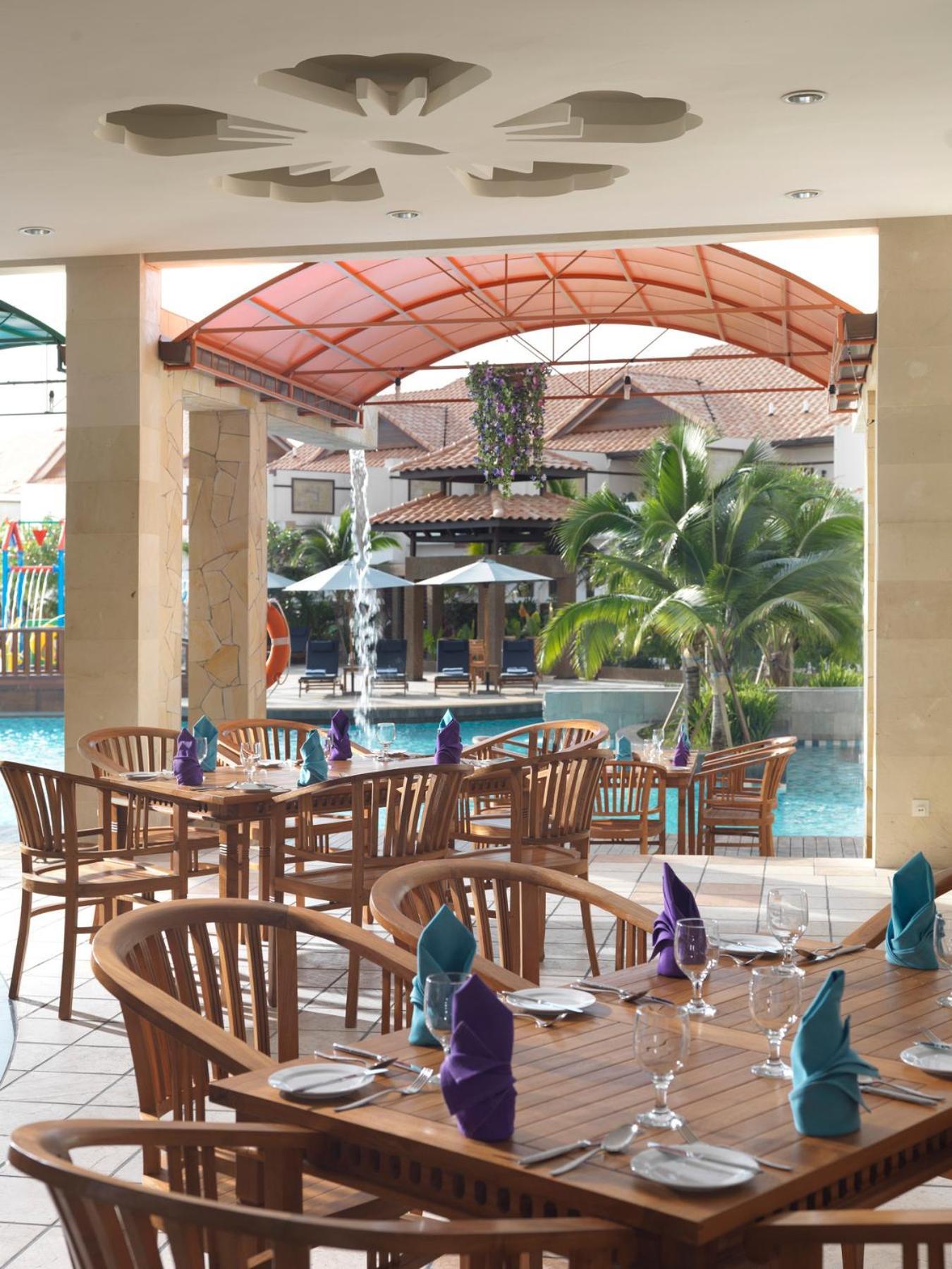 Grand Lexis Port Dickson Hotell Exteriör bild The poolside restaurant