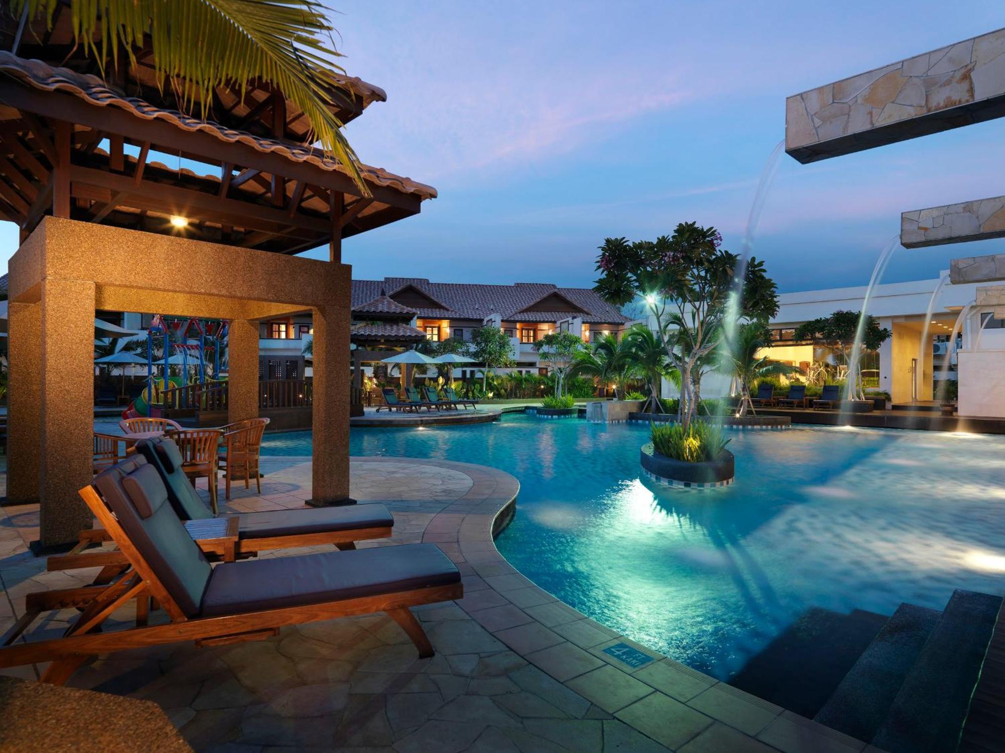 Grand Lexis Port Dickson Hotell Exteriör bild The swimming pool at the resort