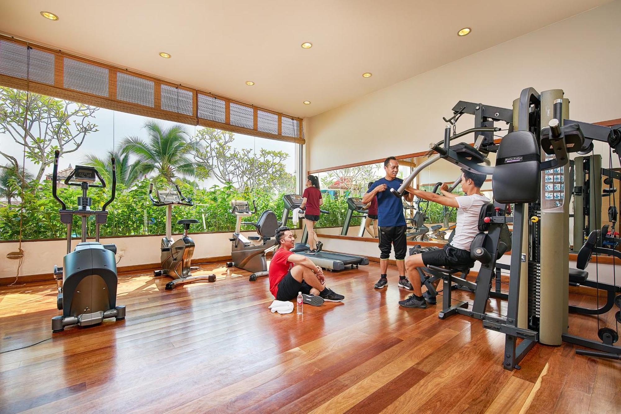 Grand Lexis Port Dickson Hotell Exteriör bild The gym at the InterContinental Hotel, Bali Resort