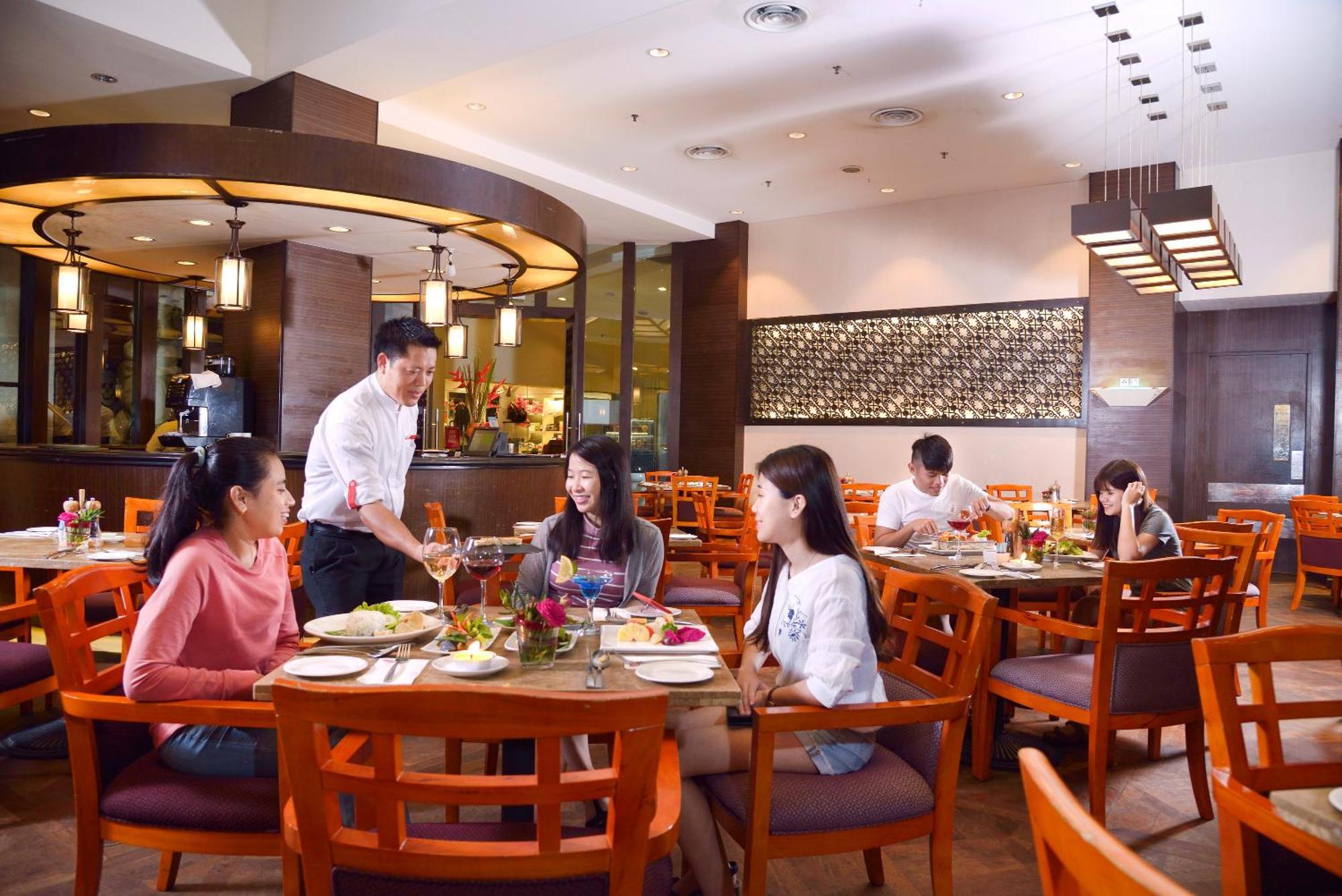 Grand Lexis Port Dickson Hotell Exteriör bild A restaurant in a hotel