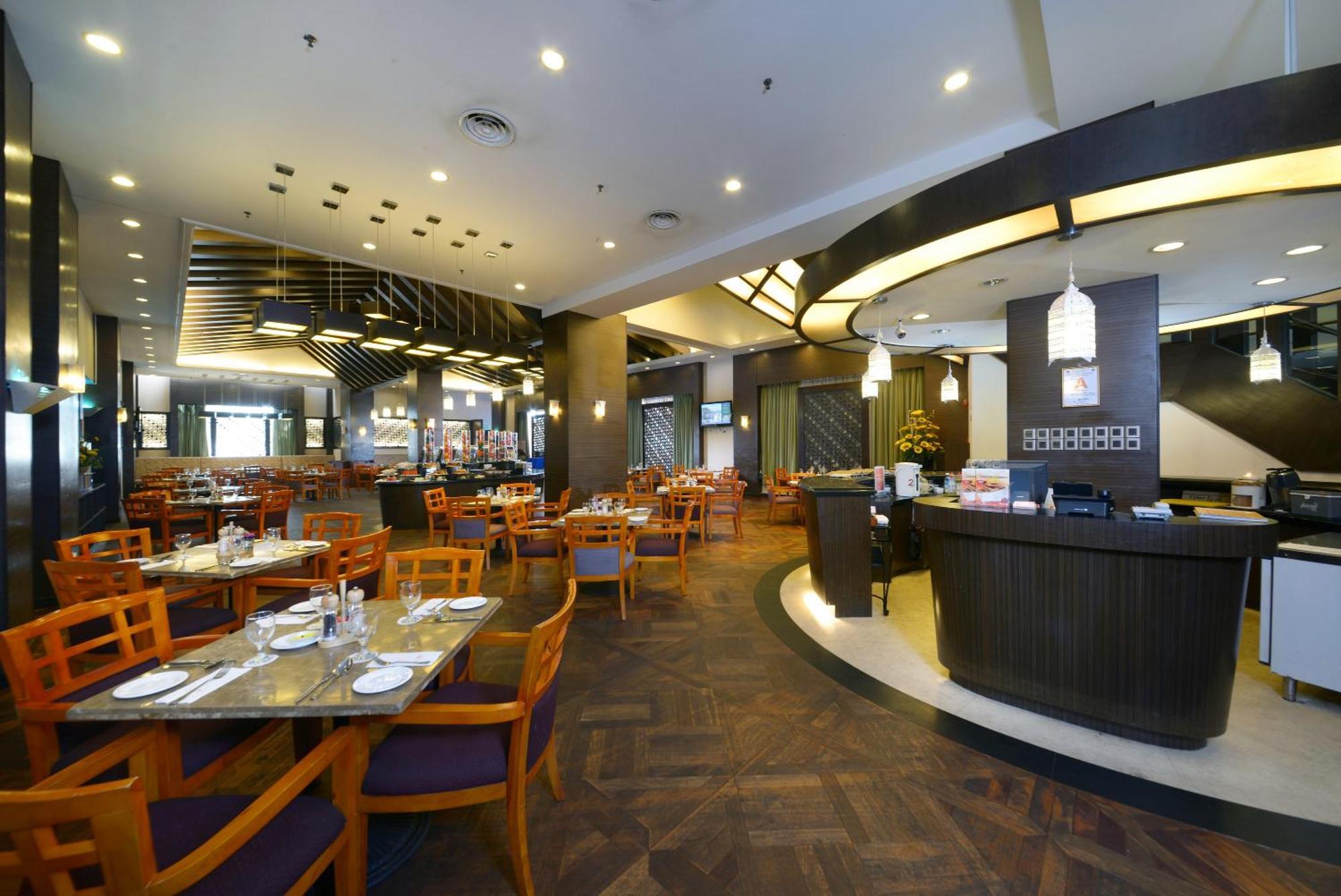Grand Lexis Port Dickson Hotell Exteriör bild The interior of the restaurant