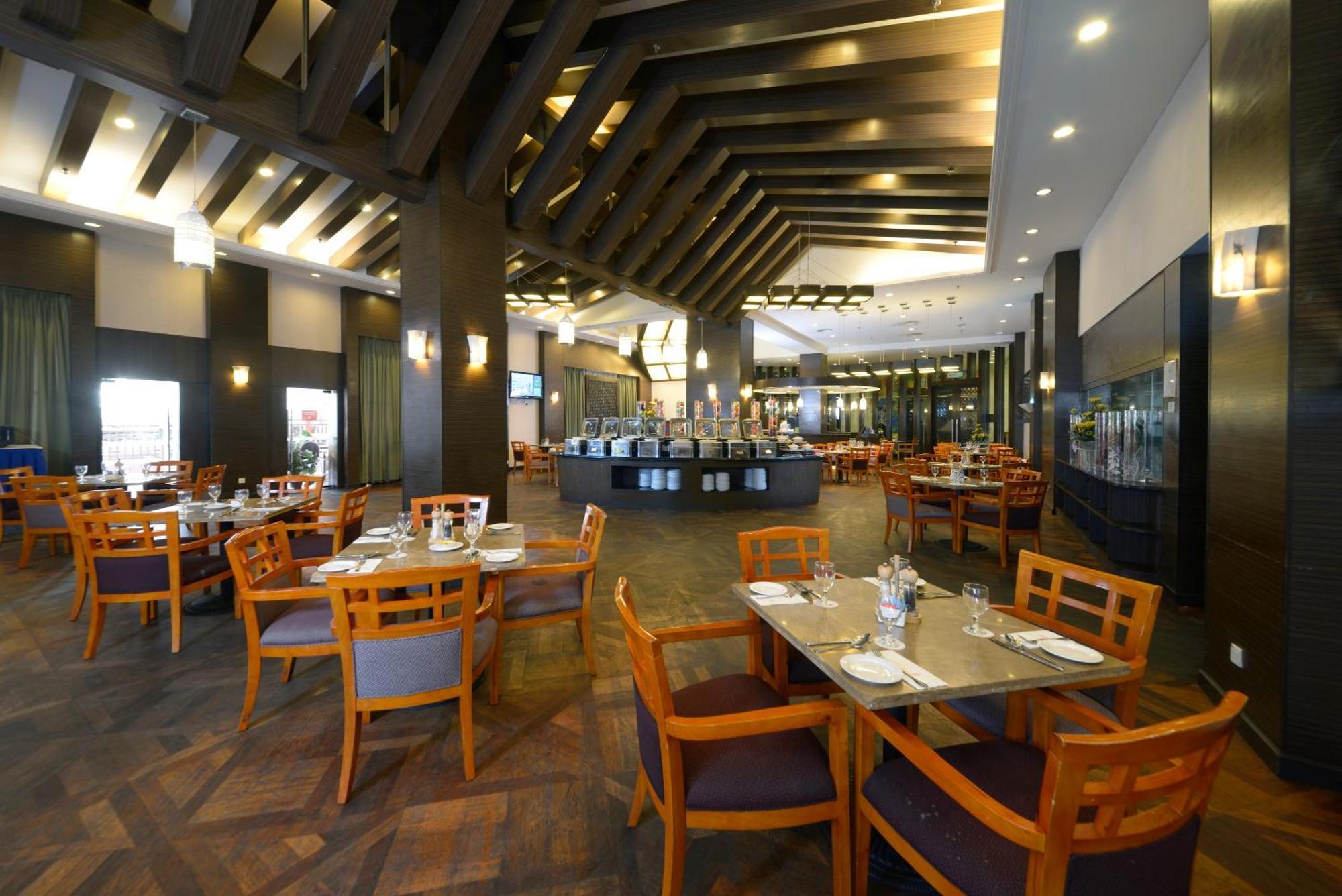 Grand Lexis Port Dickson Hotell Exteriör bild The restaurant