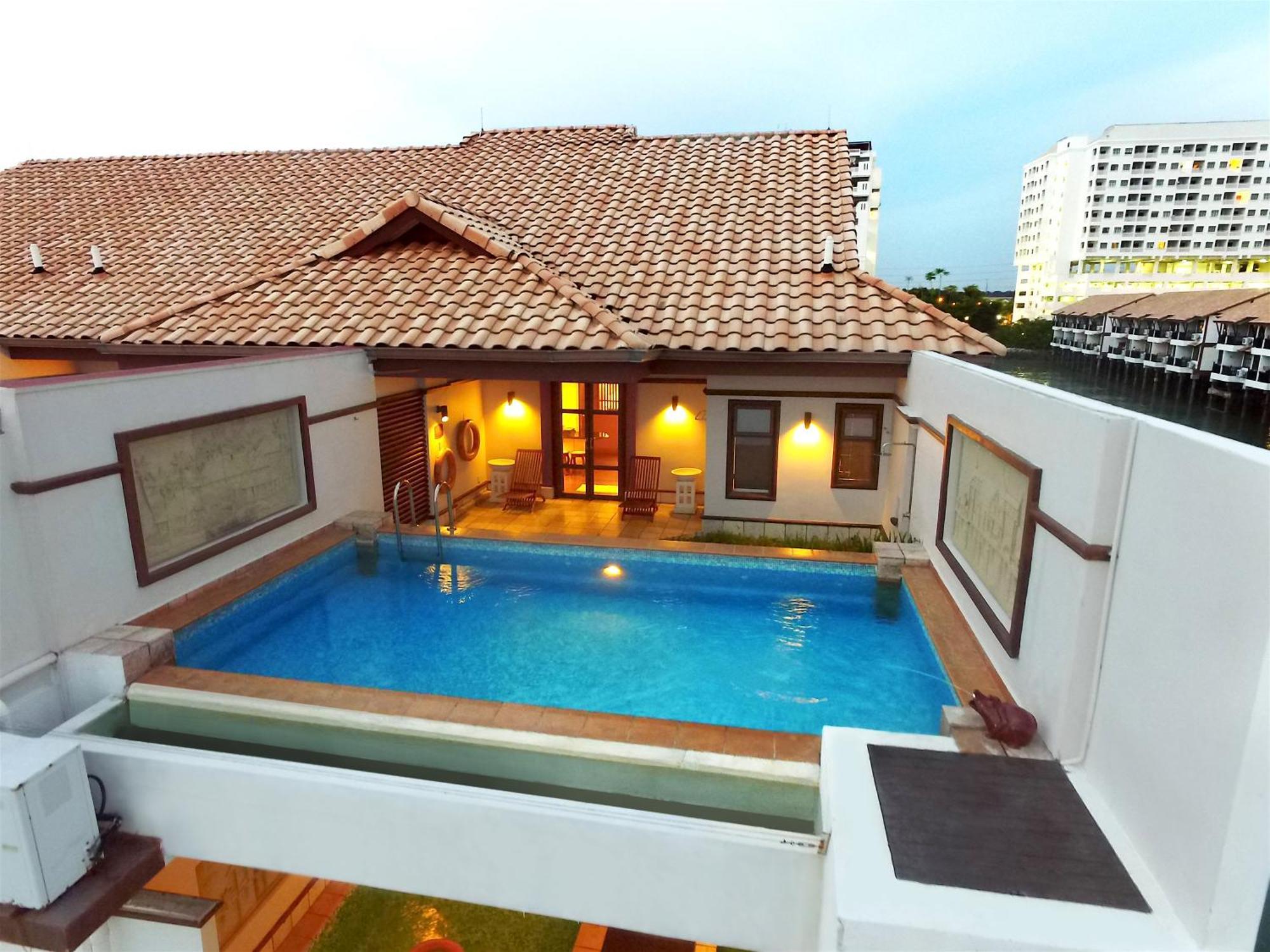 Grand Lexis Port Dickson Hotell Exteriör bild The Royal Paradise Hotel and Spa