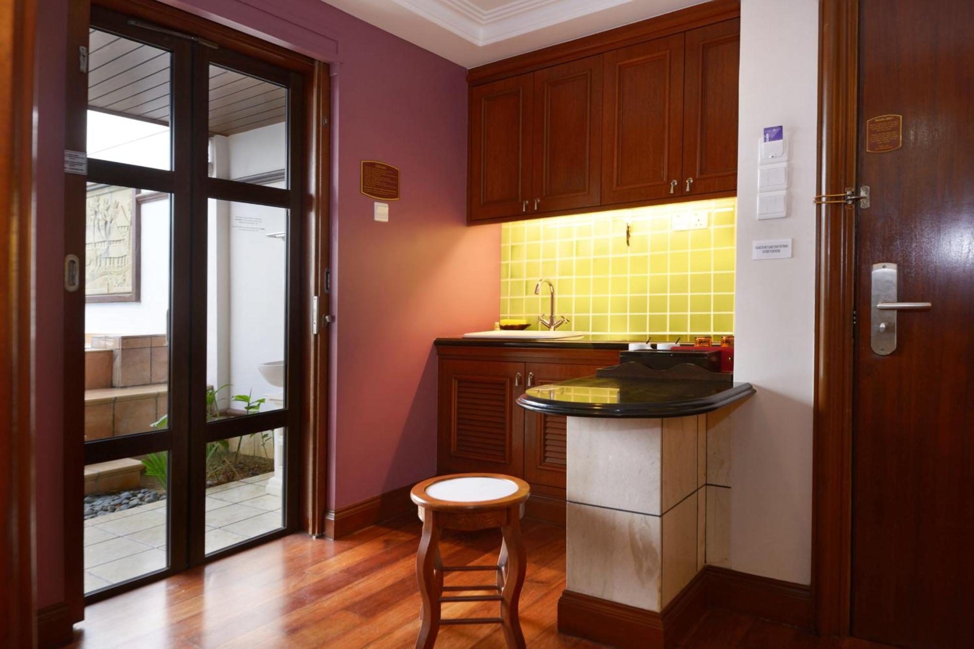 Grand Lexis Port Dickson Hotell Exteriör bild A small kitchen in a hotel