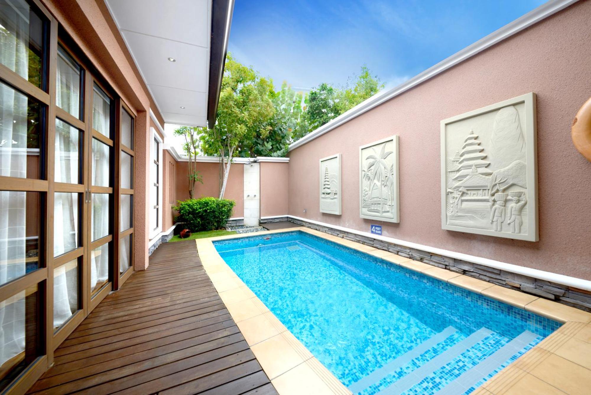 Grand Lexis Port Dickson Hotell Exteriör bild A private pool at a hotel