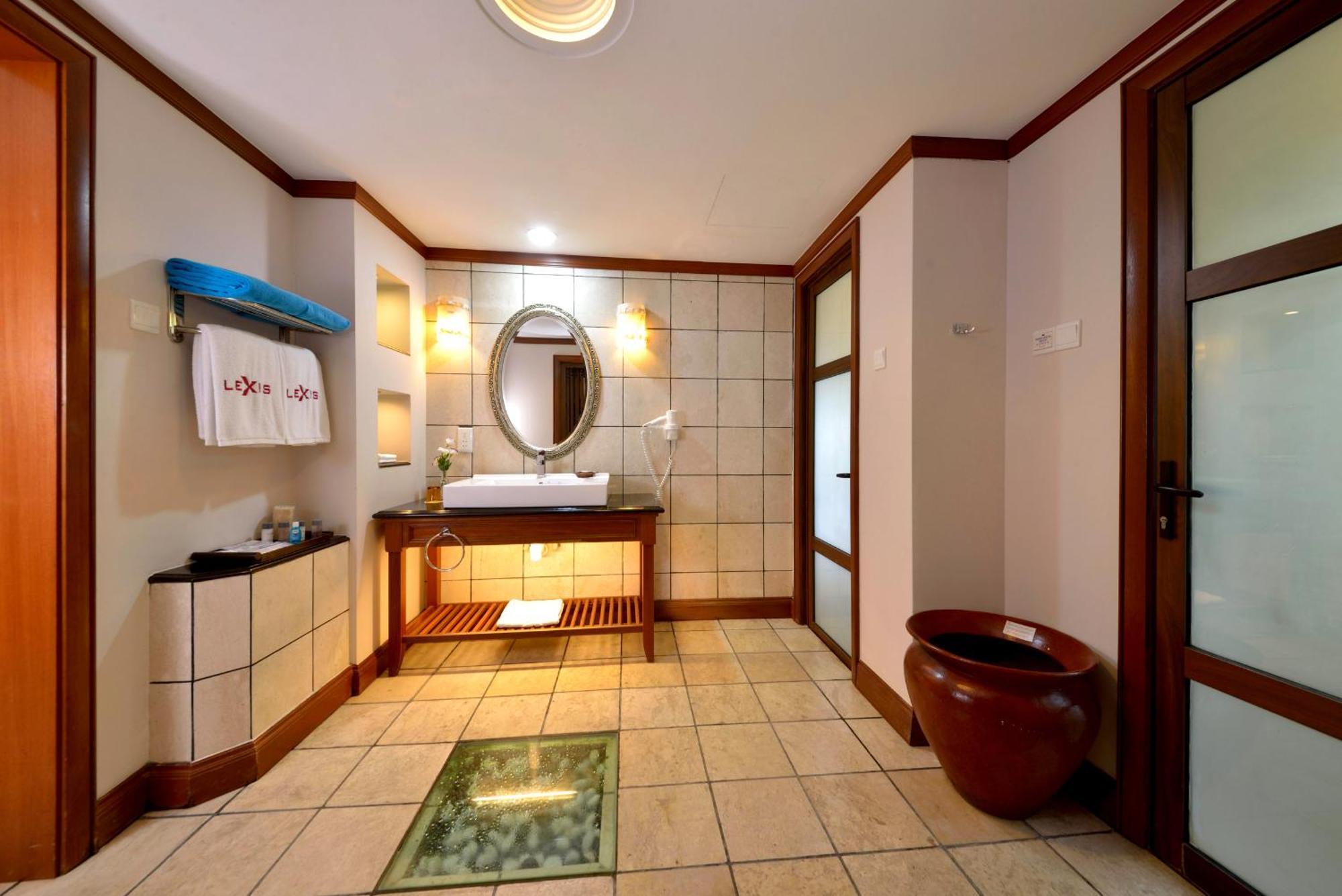 Grand Lexis Port Dickson Hotell Exteriör bild Bathroom