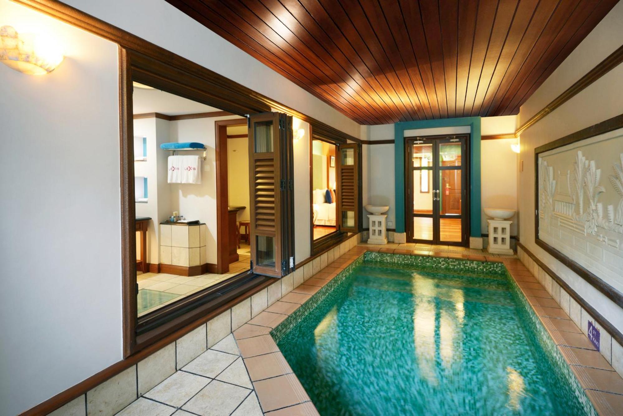 Grand Lexis Port Dickson Hotell Exteriör bild A private pool at a hotel