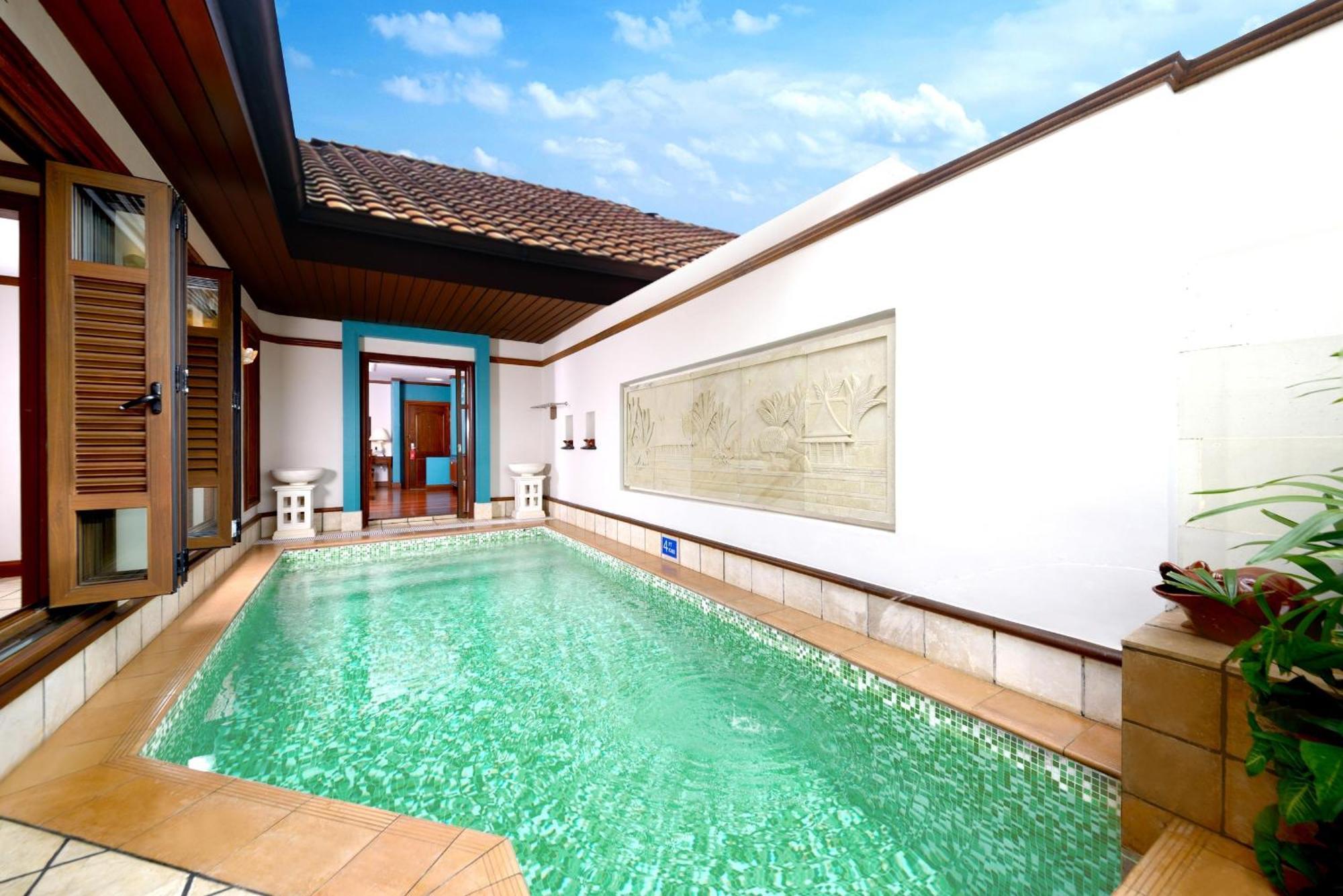 Grand Lexis Port Dickson Hotell Exteriör bild A pool at the hotel