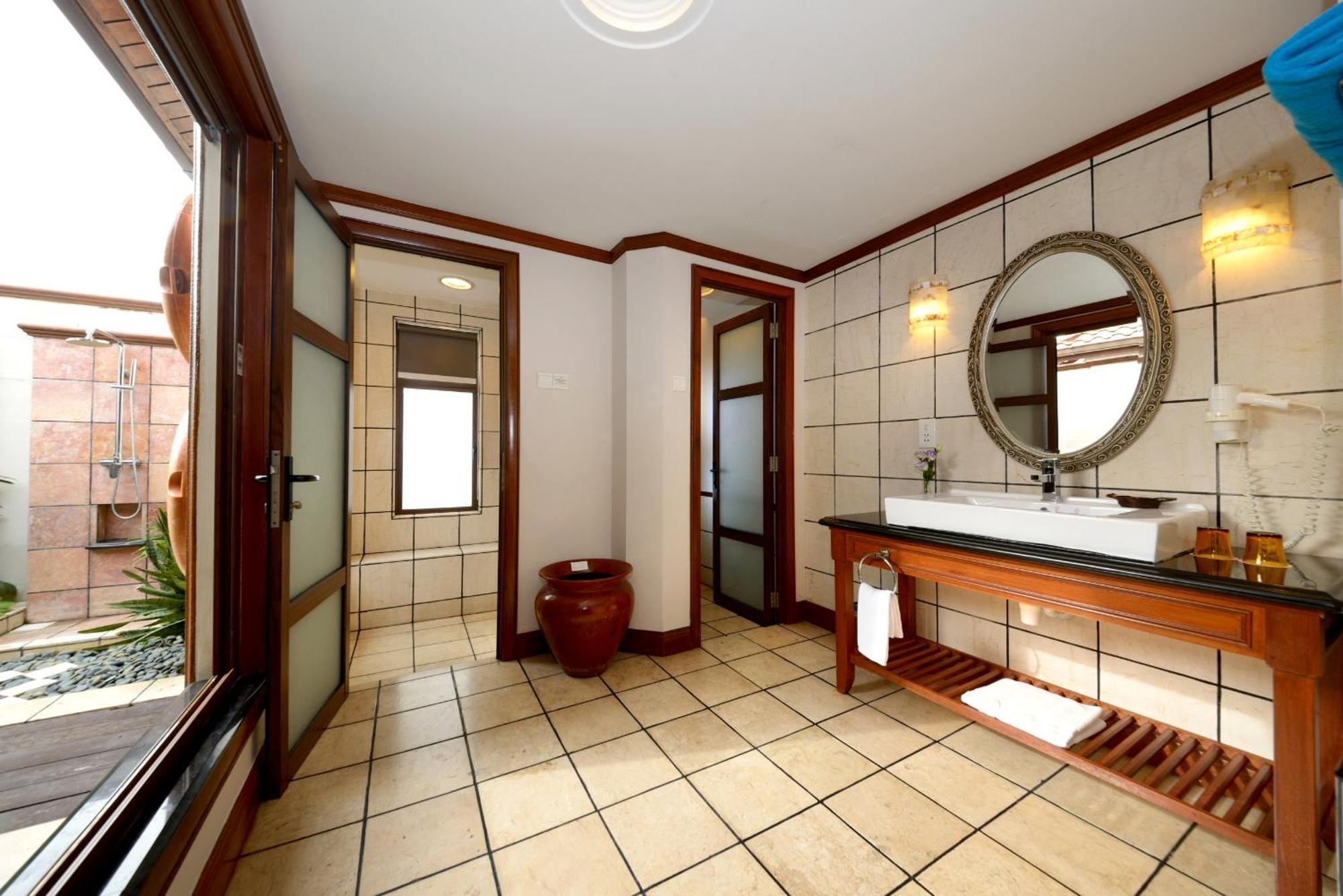 Grand Lexis Port Dickson Hotell Exteriör bild Bathroom
