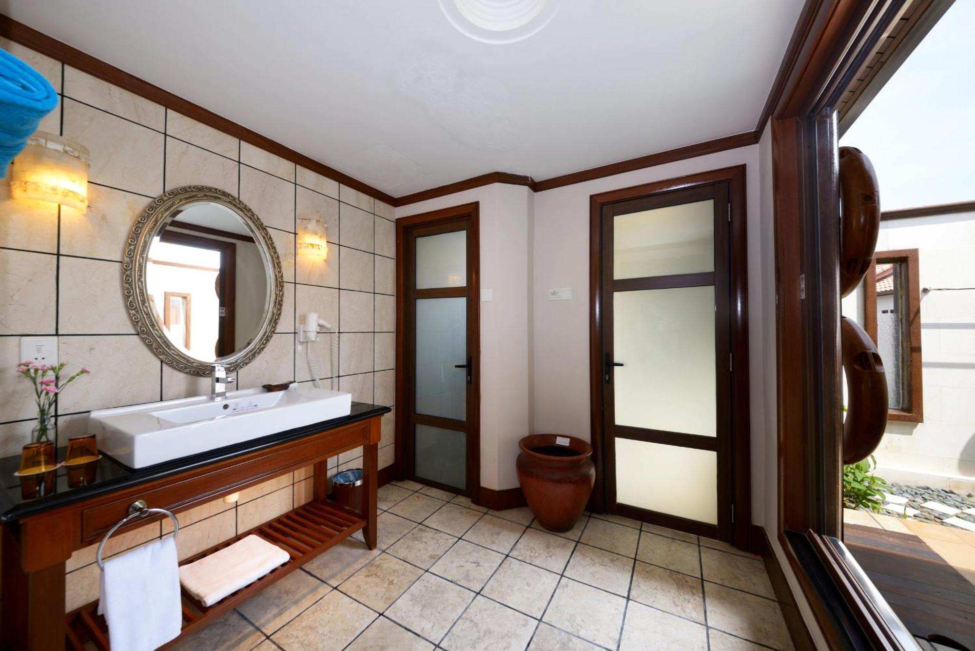 Grand Lexis Port Dickson Hotell Exteriör bild Bathroom
