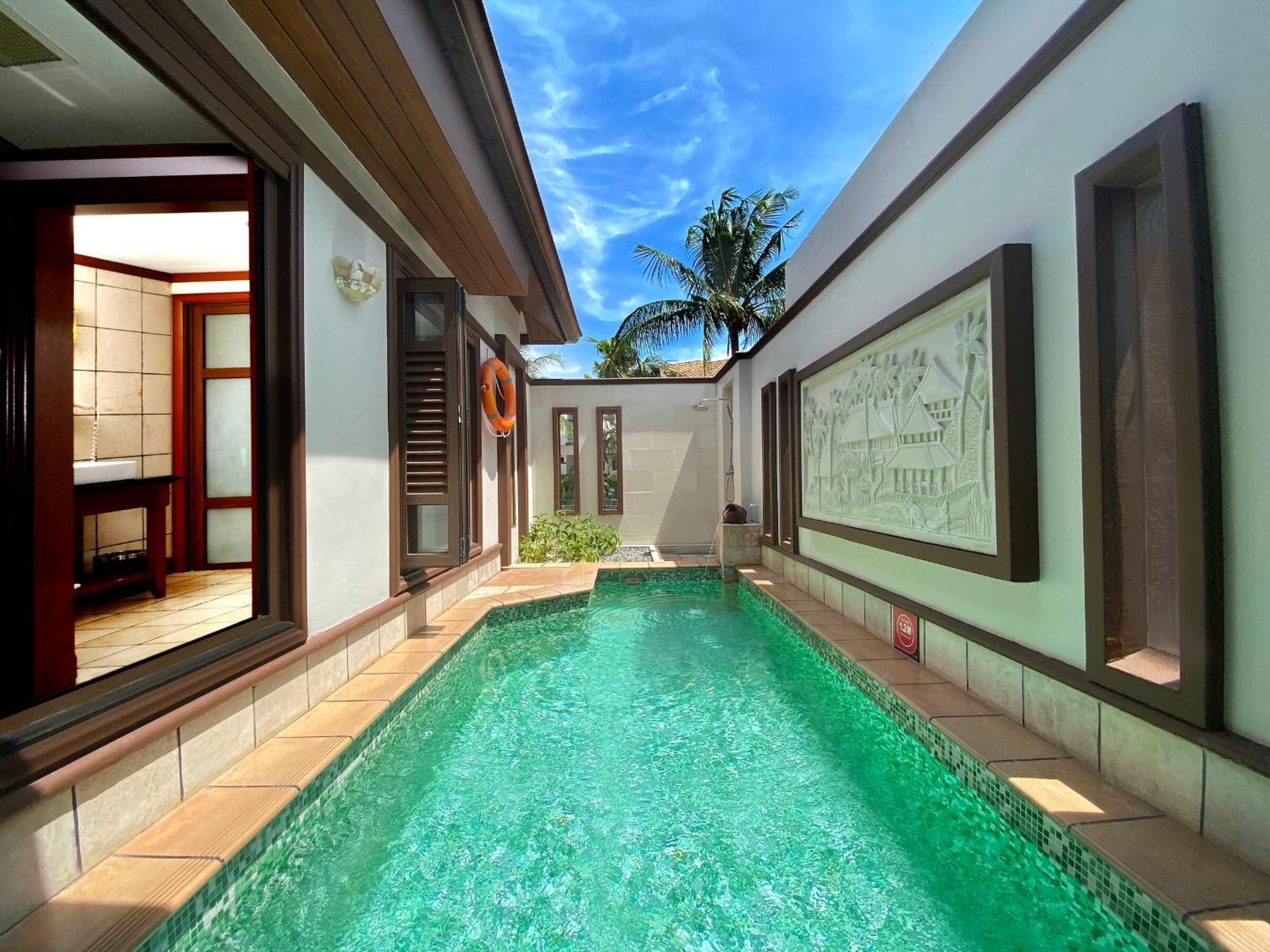 Grand Lexis Port Dickson Hotell Exteriör bild A pool villa at the resort